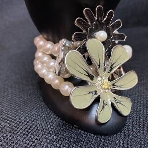 Bangle Stretch flower bracelet with large daisy flower charms.